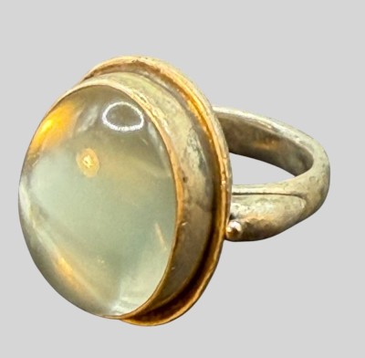 Auktion 375<br>massiver Silberring mit gr. Mondstein, an den Ringschultern beidseitig kl. Goldkugeln, 