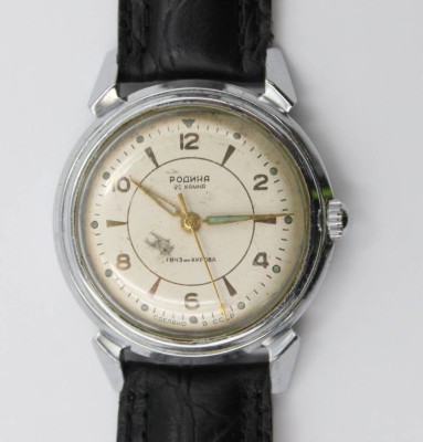 Auktion 375<br>sowjetische Vintage-Armbanduhr, Rodina, Handaufzug, Werk läuft, D-3,5cm, Tragespuren [1]