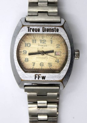 Auktion 375<br>Vintage-Armbanduhr, Anker, Handaufzug, Werk läuft, D-3,7cm, Alters- u. Tragespuren, Gravur 