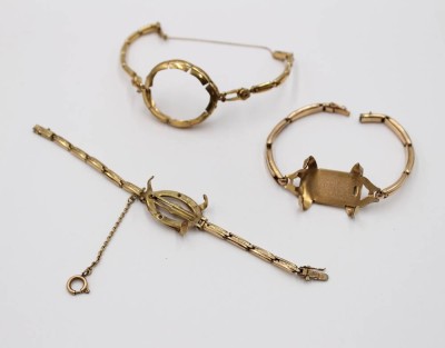 Auktion 375<br>drei antike, goldfarbene Uhrenarmbänder/Halterungen für Taschenuhren aus der Zeit um 1900 [1]