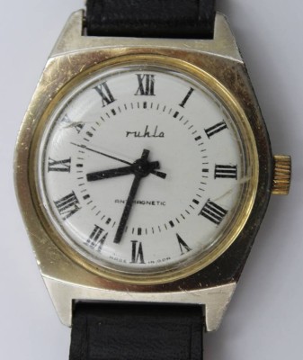 Auktion 375<br>Vintage-Armbanduhr, Ruhla, Handaufzug, Werk läuft, D-3,5cm, Tragespuren [1]