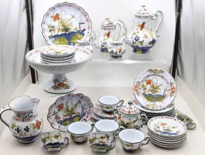 Auktion 375<br>Kaffee-Teeservice, Italien, handbemalt, signiert, wohl CACF Faenz, Kaffeekanne, Teekanne (Deckel nicht passend), 2x Milch, 2x Zucker, Aufsatzschale, runder Teller, ovale Schale, 6x Kaffeetassen, 7x U.Z., kl. Tasse, 7 kl. Teller, 6x Kuchenteller [1]