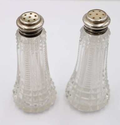 Auktion 375<br>antike Salz- und Pfefferstreuer aus geschliffenem Glas mit silbernen Aufsätzen diese mit Perlmutt, um 1900, ca. H-11,5cm [1]