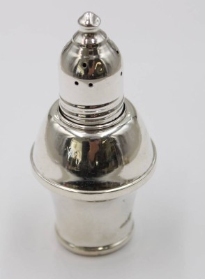 Auktion 375<br>Streuer, Sterling, innen Glas, div. kl. Druckstellen, zus. ca. 65gr., H-8,5cm [1]