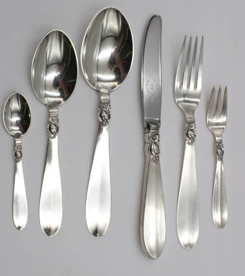Auktion 375<br>Besteck, Silber, Dänemark, 1938, Deko Princess Fuchsia, je 6x Gabeln, Esslöffel, KAffeelöffel, Dessertlöffel, 4x div. Vorlegteile, 6x Messer, ohne Messer 1010,6gr., 40 Teile [1]