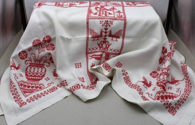 Auktion 375<br>Tischdecke, bestickt, wohl Schweden, älter, ca. 135 x 135cm [1]