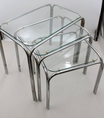 Auktion 375<br>3er-Set Satztische, Chromgestelle, einige Schrauben fehlen, Altersspuren, Größter ca. 38 x 46cm [1]