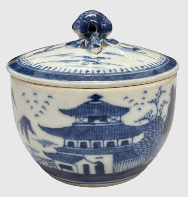Auktion 375<br>Deckeldose mit Teller. Chinesisches Exportporzellan. 19. Jahrhundert, blau/weisse Malerei, H-11 cm, Teller D-14 cm, hier mit Abplatzer [1]