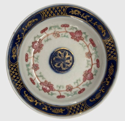 Auktion 375<br>kl. Schale mit zentralem Blumenmedaillon und Vergoldung, China, 19.Jhd, mittig Gold etwas berieben, ansonsten gut, D-10,5 cm [1]