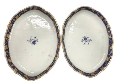 Auktion 375<br>2x ovale Platten, Rand mit Goldblättern, mittig Blumenmotiv, wohl 18.Jhd. 22x16 cm [1]