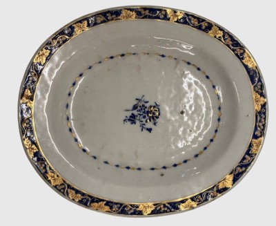 Auktion 375<br>kl. ovale  Platten, Rand mit Goldblättern, mittig Blumenmotiv, wohl 18.Jhd., 18x15,5 cm [1]