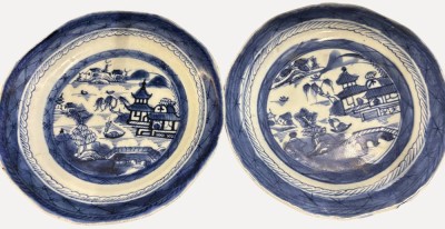 Auktion 375<br>2 China Teller, blau/weisse Bemalung, Antique Canton Blue and White Chinese Export Plate, D-19 cm, minim. Abplatzer am Rand [1]