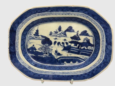 Auktion 375<br>antike chinesische Export-Porzellanplatte im Stil des klassischen Kanton-Porzellans mit blauer Unterglasurmalerei, 18.Jhd., 27x19 cm [1]