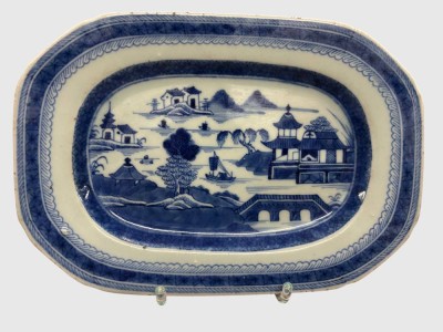 Auktion 375<br>antike chinesische Export-Porzellanplatte im Stil des klassischen Kanton-Porzellans mit blauer Unterglasurmalerei, 18/19.Jhd., 24,5x17,5 cm [1]
