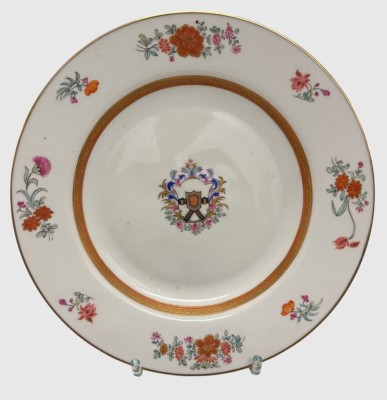 Auktion 375<br>antiker chinesischer Exportporzellanteller im Famille Rose-Stil aus dem 18. Jahrhundert (Qianlong-Zeit) um 1780,  handgemaltes Wappen im Zentrum , D-23,5 cm [1]
