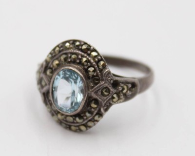 Auktion 375<br>925er Silber-Ring, Markasiten und hellblauer facett. Stein, um 1920, 2 Steine fehlen, 3,8gr., RG 58 [1]