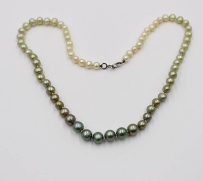 Auktion 375<br>elegante Perlenkette mit einem harmonischen Farbverlauf , älter, ca. L-42cm [1]