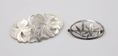 Auktion 375<br>2x Silber-Broschen, Durchbrucharbeiten, zus. 11,5gr., ca. 3 x 6cm u. 2,5 x 4cm [1]