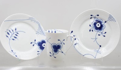 Auktion 375<br>2x Kuchenteller und ein Kaffeebecher, Royal Copenhagen, Blue Fluted Mega, Becher ca. H-11cm [1]