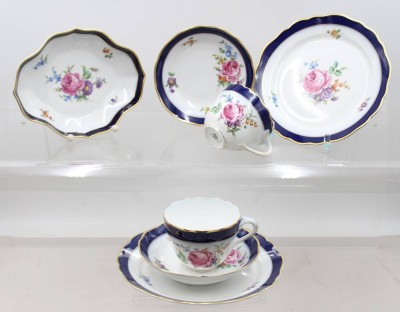 Auktion 375<br>Schale, sowie 2 Gedecke, Hutschenreuther, Dekor Rheinsberg, Tassen H-6,7cm Schale 18,5 x 15cm [1]
