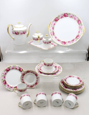 Auktion 375<br>ROYAL LIMOGES, Kaffeeservice, Rose de Paris, Kaffeekern, 6x Tassen mit U.T., kl. Tablett und Kuchenteller, Kanne H-17,5cm , Tassen H-6,5cm [1]