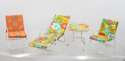 Auktion 375<br>Puppen-Gartenmöbel im Stil der 1960er Jahre, 4 Teile, Tisch H-10,5cm D-10,5cm, Altersspuren [1]