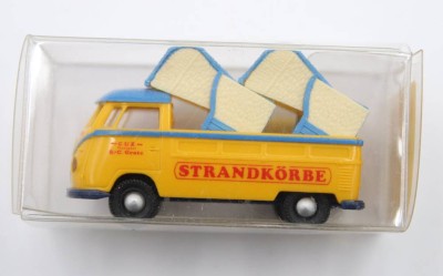 Auktion 375<br>VW T1b Pritsche mit der Aufschrift „STRANDKÖRBE Cuxhaven / Transport B. + C. Grote“, Brekina, 1:87 [1]