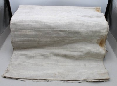 Auktion 375<br>altes Leinenen, ca. 2m x 0,63m, Altersspuren [1]