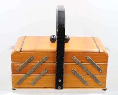 Auktion 375<br>vintage Nähkästchen aus Holz, 50er Jahre, Alters-u. Gebrauchsspuren, ca. H-26cm B-30cm [1]