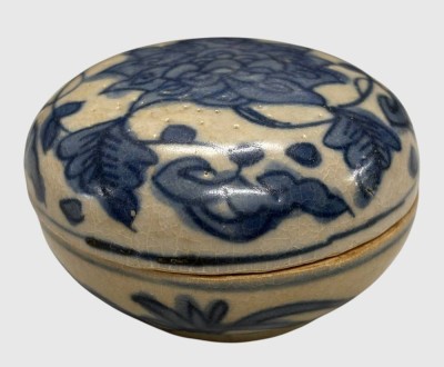 Auktion 375<br>kleine, blau-weiße Porzellan-Deckeldose mit floralem Dekor, wohl Cina 17/18. Jhd., H-4 cm, D-7,5 cm [1]