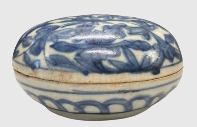 Auktion 375<br>antike chinesische Porzellandose  in Blau-Weiß-Malerei, wohl 17/18 Jhd. H-6 cm, D-10,5 cm [1]