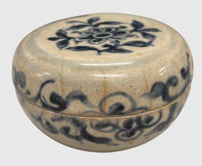 Auktion 375<br>kl. Deckeldose mit floraler Blaumalerei, wohl Vietnam, 16/17 Jh.d, H-5 cm, D-8 cm [1]