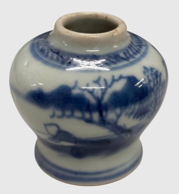 Auktion 375<br>kl. China Väschen mit Landschaftsmalerei, blau/weiss, wohl 18.Jhd. H-6 cm [1]