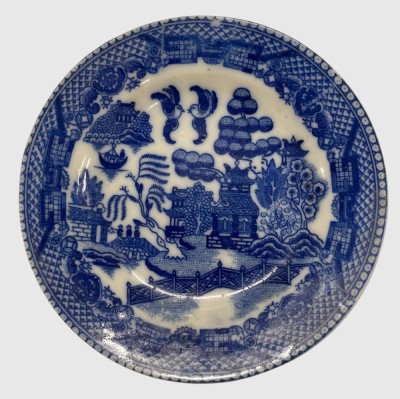 Auktion 375<br>Puppenteller, China Blaumalerei, verso deutsche Beschriftung 