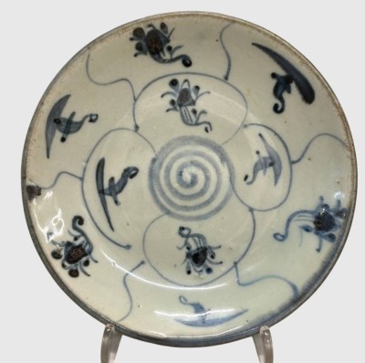 Auktion 375<br>China, Zweite Hälfte des 18. Jahrhunderts, Kleine Schale mit blau/weißen Blumendekor. D-14 cm [1]