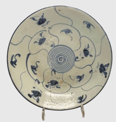 Auktion 375<br>kl. runder China Teller mit Blaumalerei , Rand mit kl. Abplatzer, D-17 cm [1]