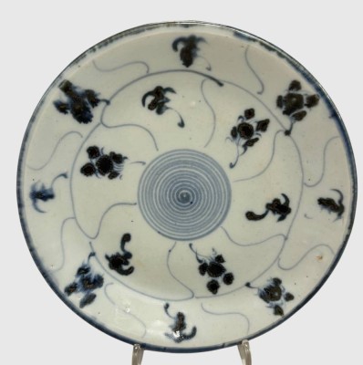 Auktion 375<br>kl. runder China Teller mit dunkler Blaumalerei, D-18 cm, Rand tw. berieben [1]