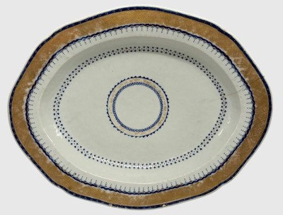 Auktion 375<br>ovale Platte chinesischem Exportporzellan mit feinem blauen Punktdekor und goldfarbenem Rand, wohl 18.Jhd., Gold berieben,  Altriss seitlich [1]