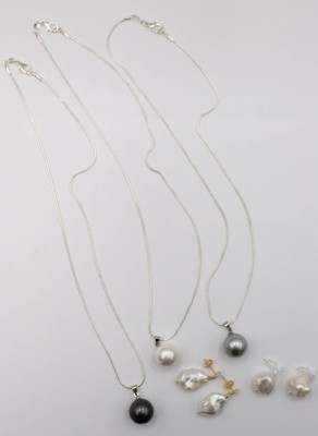 Auktion 375<br>Konvolut Perlschmuck, 2 Paare Ohrstrecker mit  Barockperlen, 3 Ketten mit Modeschmuckperlen [1]