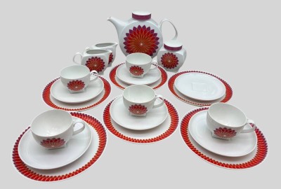 Auktion 375<br>Kaffeeservice der Serie „Budapest“ von Melitta mit einem markanten rot-orangen Stern- oder Blütenmuster aus den 1960er Jahren FÜR 6 Pers., 1 asse fehlt, Milchkännchen doppelt, eine U.T. mit Chip [1]