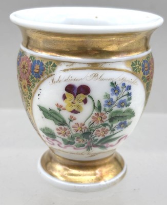 Auktion 375<br>Biedermeier-Tasse mit Blumenmalerei und Goldstaffage, sign. 