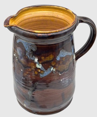 Auktion 375<br>gr. Steingutkrug, Handarbeit, signiert, braun , H-24 cm [1]