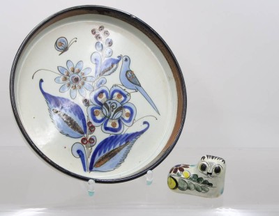 Auktion 375<br>handbemalten Keramikteller und eine kleine Katze im mexikanischen Tonalá-Stil, wohl Ken Edwards El Palomar, Teller D-23,5cm Katze H-5cm [1]