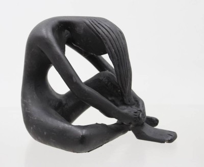 Auktion 375<br>dekorative, abstrakte Skulptur einer hockender weibl. Akt, Kunstharz, ca. H-12,5cm [1]