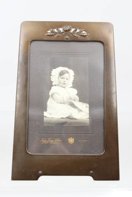 Auktion 375<br>Tischbilderrahmen um 1900, wohl Messing bronziert, verso Signatur?, RG 20,5 x 13,5cm, Foto16,5 x 11cm [1]