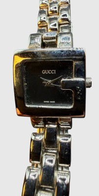 Auktion 375<br>silberfarbene Gucci 3600L Damenuhr mit einem quadratischen schwarzen Zifferblatt , Quartz, Werk nicht geprüft [1]