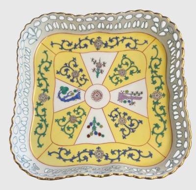 Auktion 375<br>eckige Schale handbemalt im Dekor „Yellow Dynasty“ ( „Siang Jaune“, Kürzel SJ) der ungarischen Manufaktur 