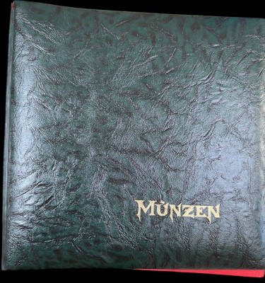 Auktion 375<br>Münzalbum grün mit 5 Blättern voller Münzen, auch Silber wie 10 Schilling, 5 Mark etc, nicht sortiert  oder geprüft, aus Haushaltsauflösung [1]