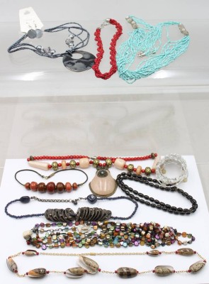 Auktion 375<br>Konvolut div. meist Modeschmuck-Halsketten [1]