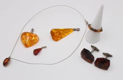 Auktion 375<br>Konvolut div. Bernsteinschmuck, Silbermonturen, zus. ca. 23,9gr. [1]
